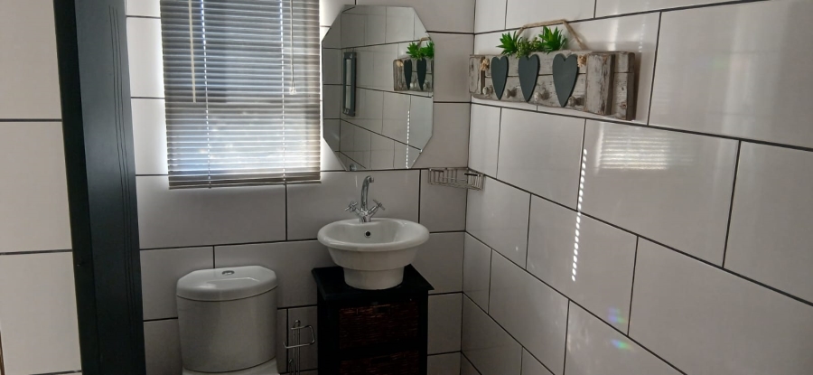To Let 4 Bedroom Property for Rent in Hopefield Western Cape